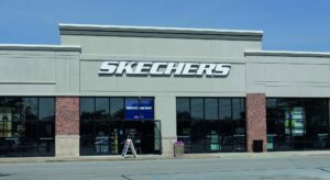 Die Fassade eines Skechers-Geschäfts mit Backsteinsäulen und großen Glasfenstern unterstreicht die Automatisierungslösungen für die gesamte Wertschöpfungskette.