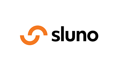 SLUNO_logo Das Bild zeigt das Sluno-Logo mit einem orangefarbenen, stilisierten "S", das aus zwei geschwungenen Linien links von dem Wort "sluno" in fetten schwarzen Kleinbuchstaben auf weißem Hintergrund besteht und für Integratoren für Lagerlogistik steht.
