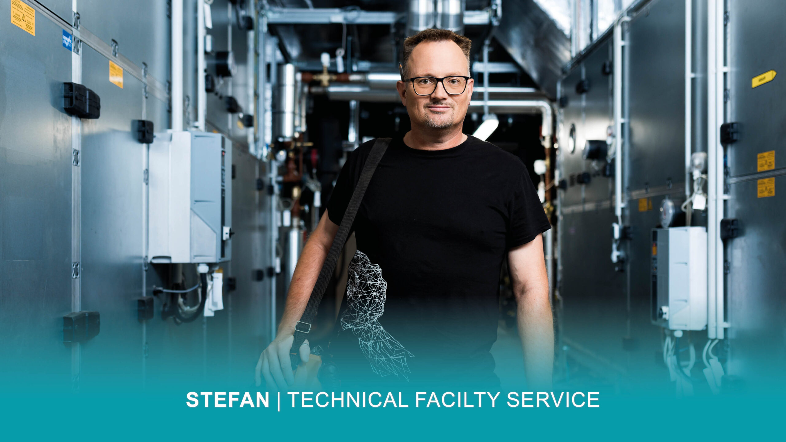 Ein Mann mit Brille steht in einem Maschinenraum und trägt eine Tasche. Der Text lautet: "STEFAN | Experte für technischen Gebäudeservice".