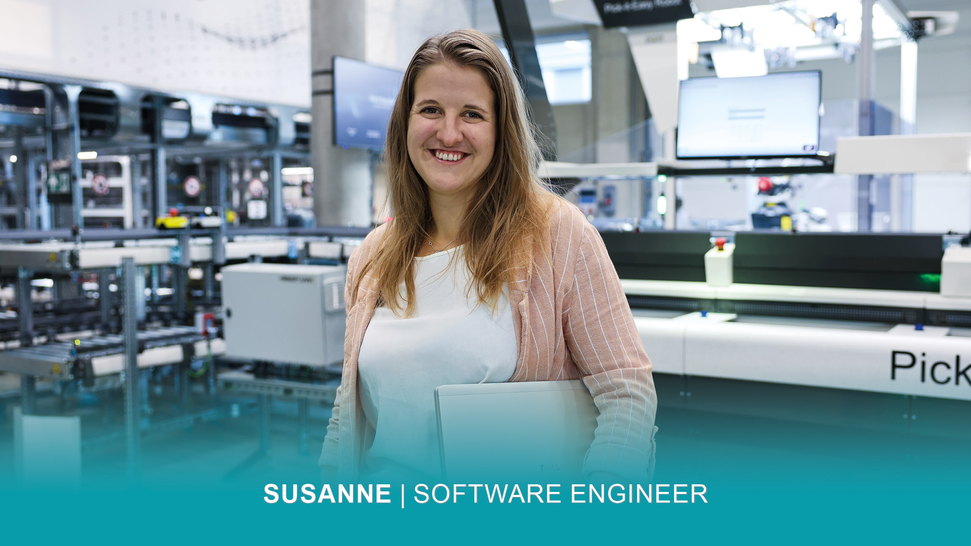Eine lächelnde Frau hält einen Laptop in einem modernen Arbeitsbereich; der Text lautet "SUSANNE | Software Engineer". Zeigt technisches Talent in Aktion.