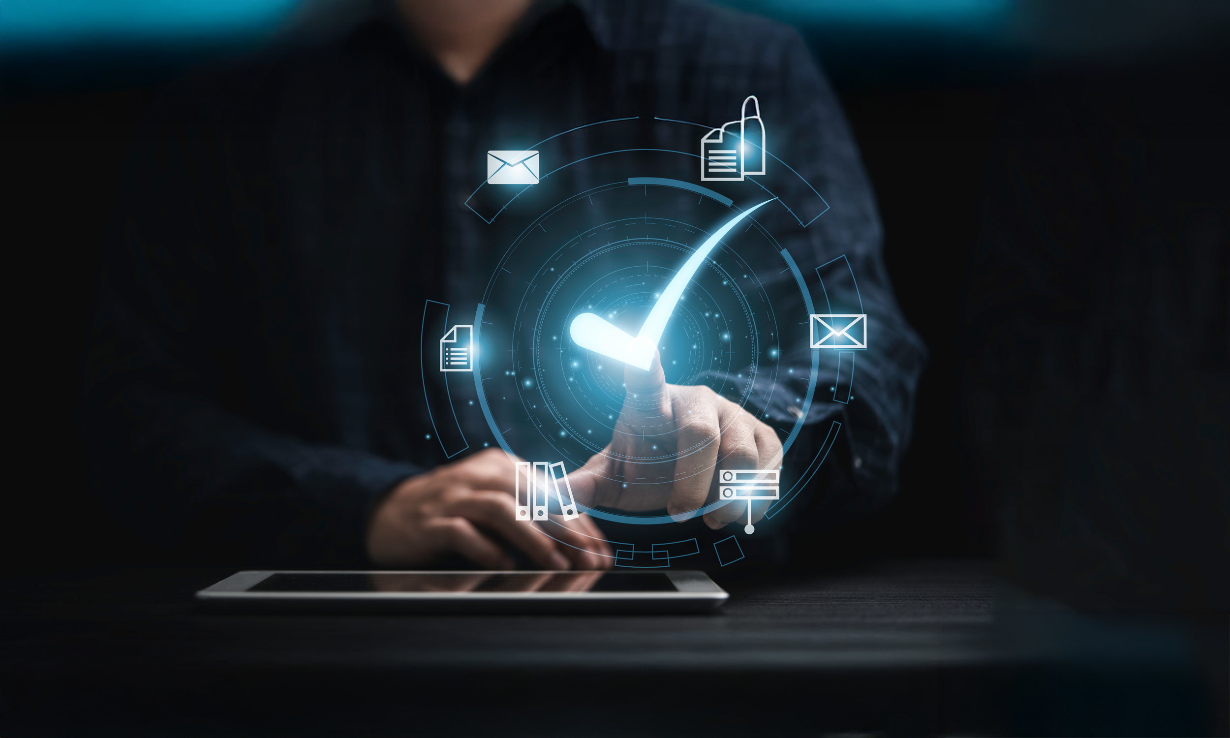 transport_beitragsbild_2 Eine Person im Anzug benutzt einen Stift, um mit digitalen Checklisten zu interagieren, die über einer Computertastatur angezeigt werden und Konzepte für digitale Dokumente, Aufgabenmanagement, Transportmanagement oder Online-Produktivität suggerieren.