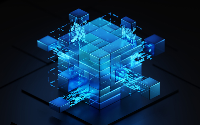 warehouse_beitragsbild Ein blau leuchtender digitaler 3D-Würfel mit miteinander verbundenen Blöcken und verpixelten Fragmenten, die Technologie, Lieferkettensoftware oder Blockchain symbolisieren, vor einem dunklen Hintergrund.