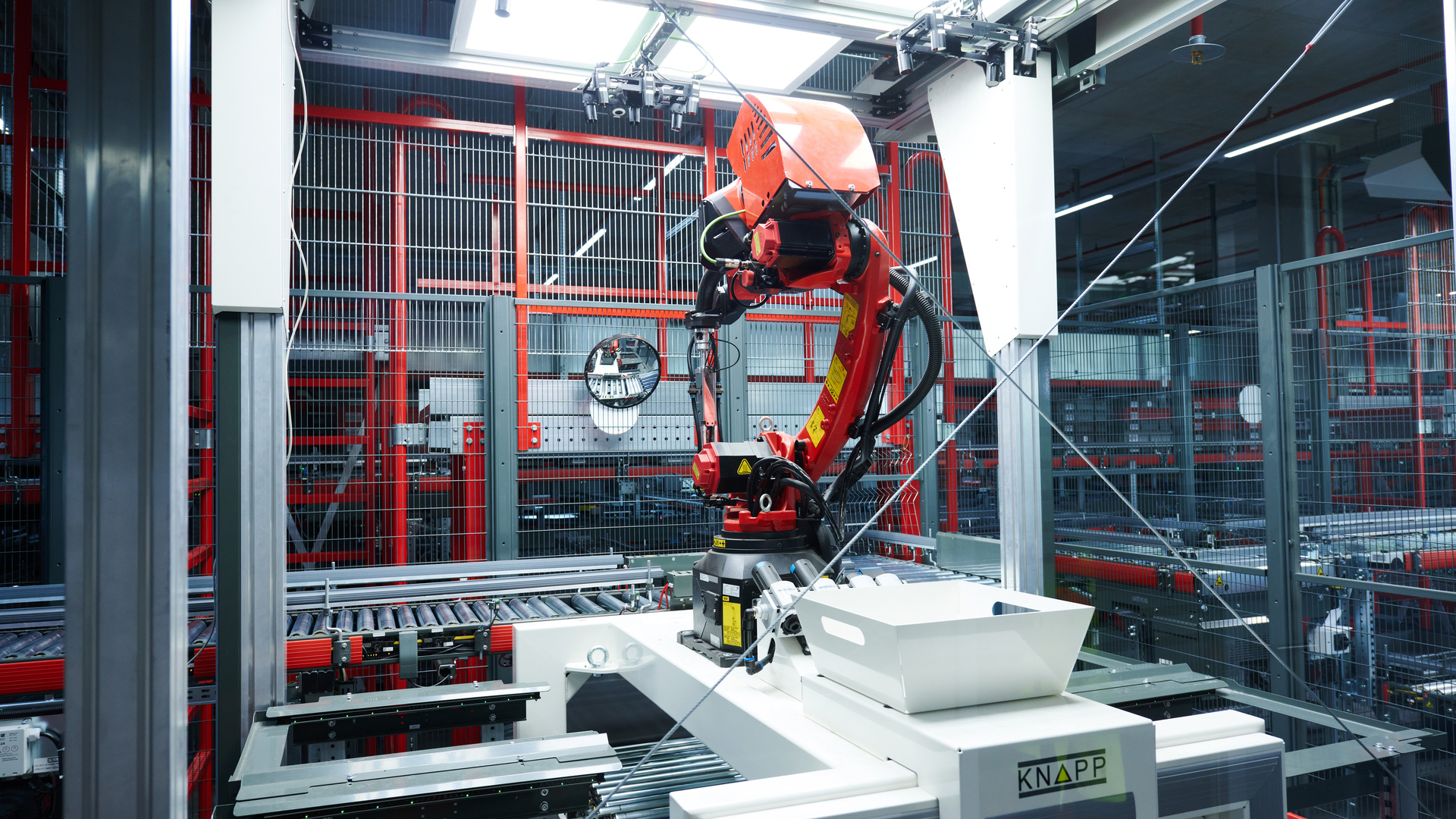 Pick it easy robot sortiert in einem Wholesale Lager Artikel in einen weißen Behälter.