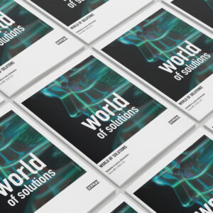 Eine Anordnung von „World of Solutions“-Magazinen mit abstrakten digitalen Bildern, dem KNAPP-Logo und dem Titel „Automatisierungslösungen für die gesamte Wertschöpfungskette“.