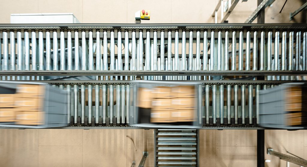 Les colis sont transportés dans l’entrepôt à l’aide d’un système de convoyage automatisé