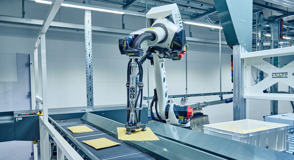 Un robot prélève les marchandises entièrement automatiquement avec la bonne technique de préhension