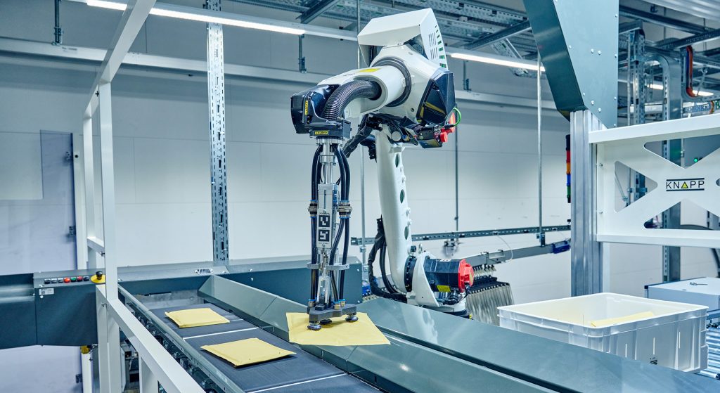 La robotique et l’intelligence artificielle ont un grand potentiel pour soutenir la logistique du futur Un robot prélève les marchandises entièrement automatiquement avec la bonne technique de préhension