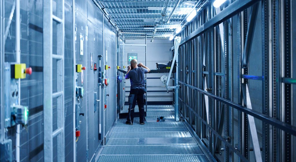 La logistique du futur offre de nouvelles perspectives en termes d’emploi Un technicien de maintenance s’assure du bon fonctionnement de tous les composants et systèmes.